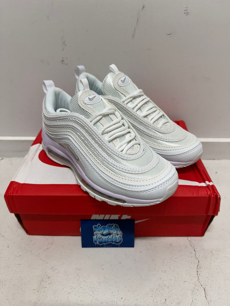AM97 - White