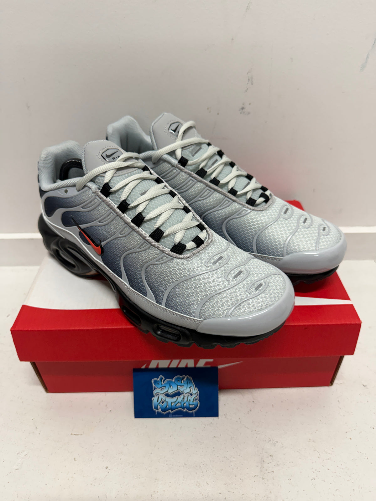 TN - Wolf Grey Red