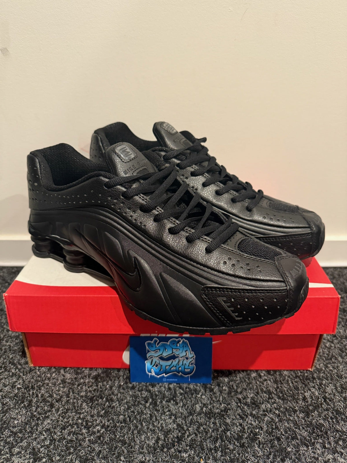 Shox R4 - Black