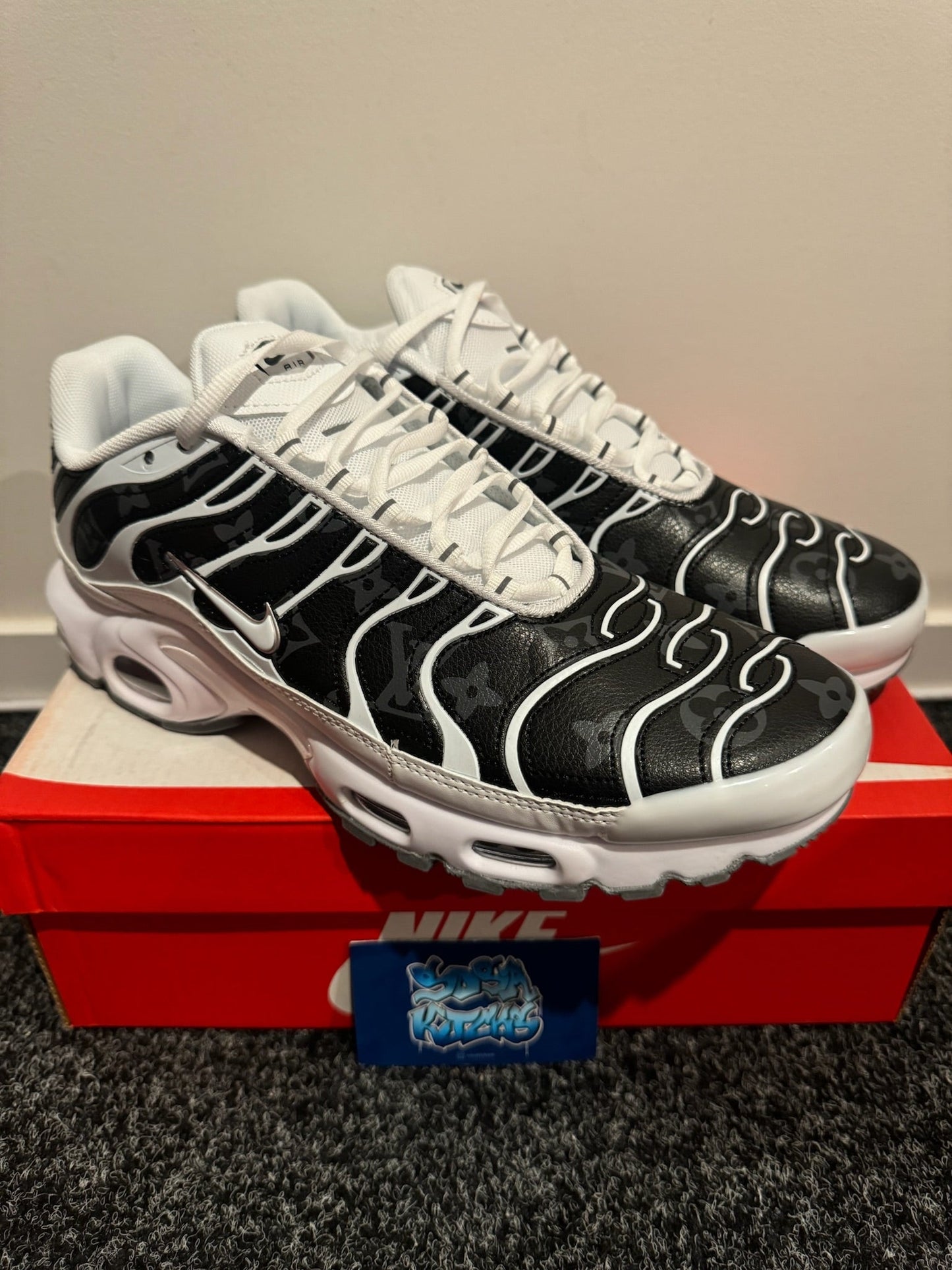TN - Custom White Black