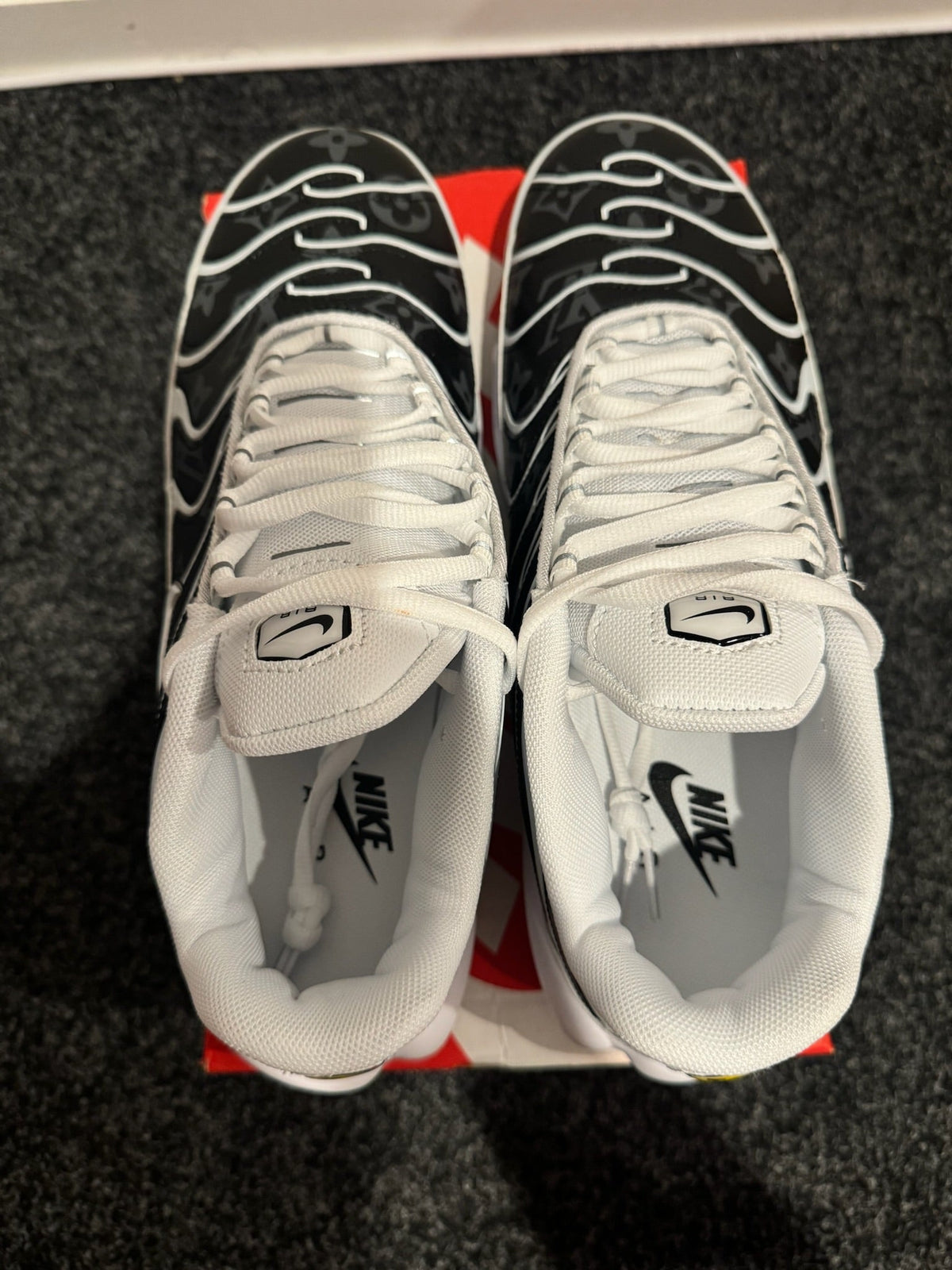 TN - Custom White Black